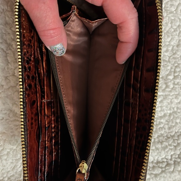 Brahmin wallet- LIKE NEW! - Picture 9 of 9